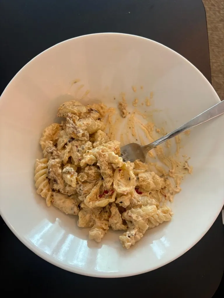 Herneproteiinipasta kermaisella raejuustosoosilla
