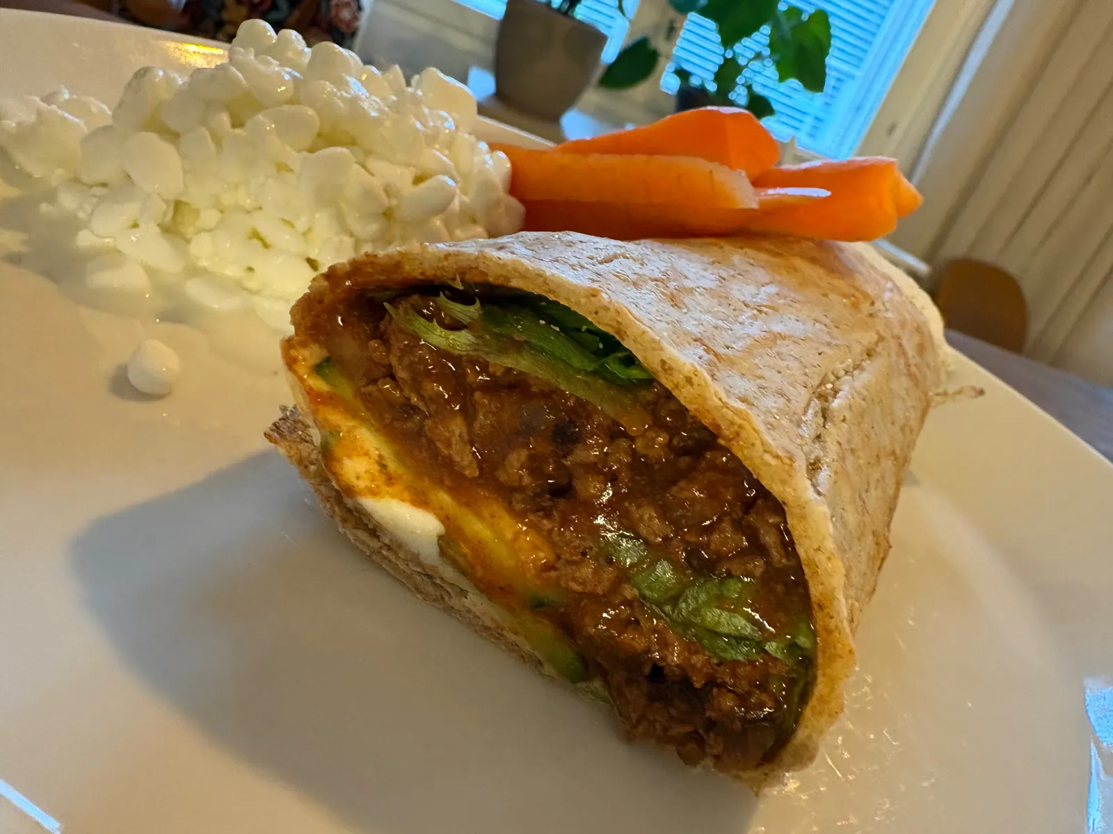 Kauratortilla jauhelihalla ja valkosipulisoosilla